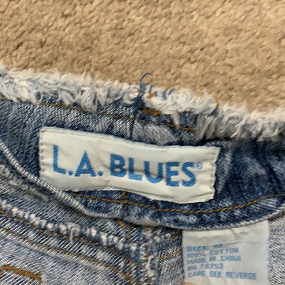 Light wash denim shorts with ripped edge details - Picture 3 of 3